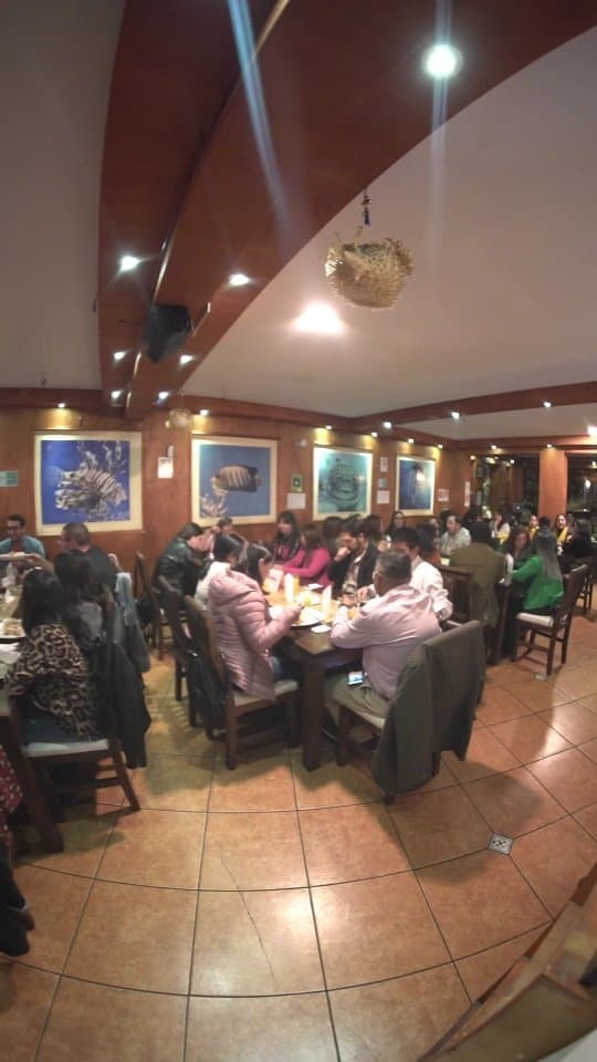 Comedor de Restaurant Donde Elbita con mesas ocupadas