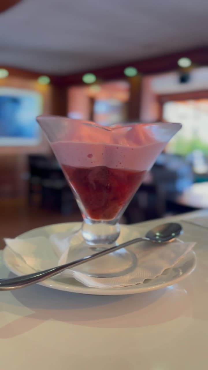Coctel servido en copa sobre una mesa
