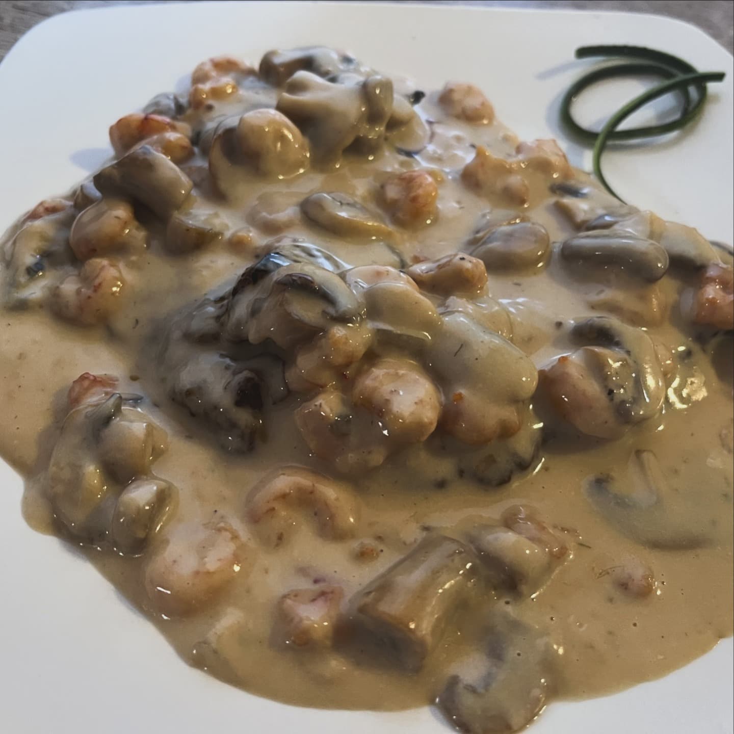 Plato cremoso con camarones y champiñones