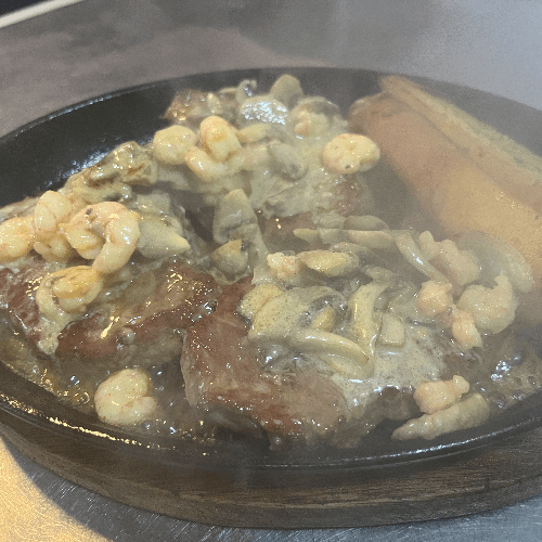 Lomo mar y tierra con camarones y champiñones